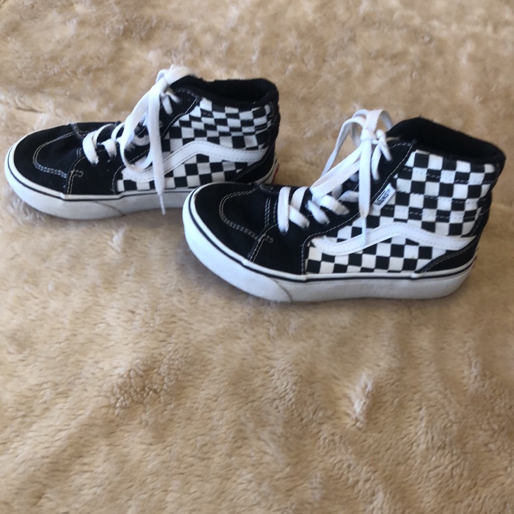 Vans Black and White Sneakers with Bold Stripes. 3331 - Picture 2 of 8